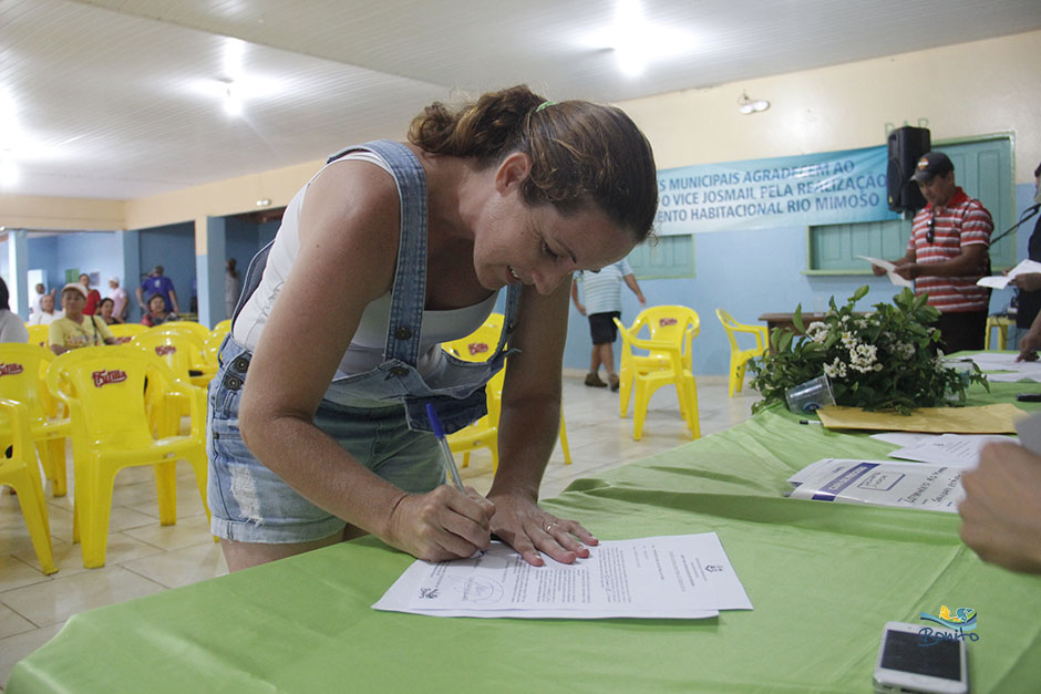 Emoção na entrega do documento de doação de lotes do ‘Lar do Servidor’ em Bonito Emoção na entrega do documento de doação de lotes do ‘Lar do Servidor’ em Bonito