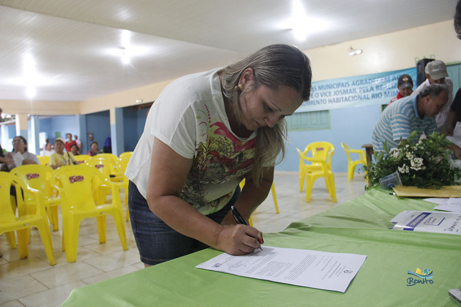Emoção na entrega do documento de doação de lotes do ‘Lar do Servidor’ em Bonito Emoção na entrega do documento de doação de lotes do ‘Lar do Servidor’ em Bonito