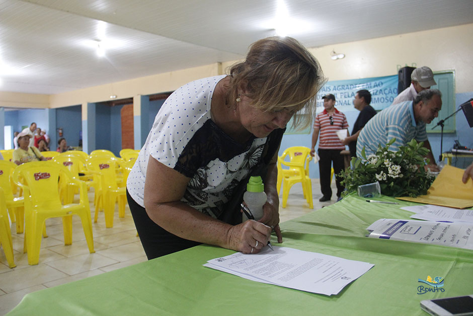 Emoção na entrega do documento de doação de lotes do ‘Lar do Servidor’ em Bonito Emoção na entrega do documento de doação de lotes do ‘Lar do Servidor’ em Bonito