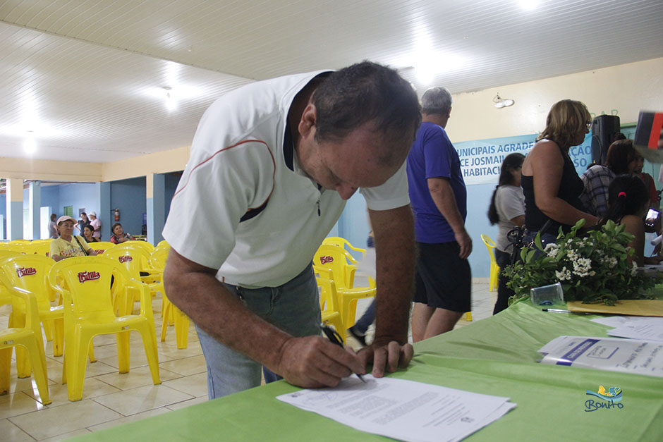 Emoção na entrega do documento de doação de lotes do ‘Lar do Servidor’ em Bonito Emoção na entrega do documento de doação de lotes do ‘Lar do Servidor’ em Bonito