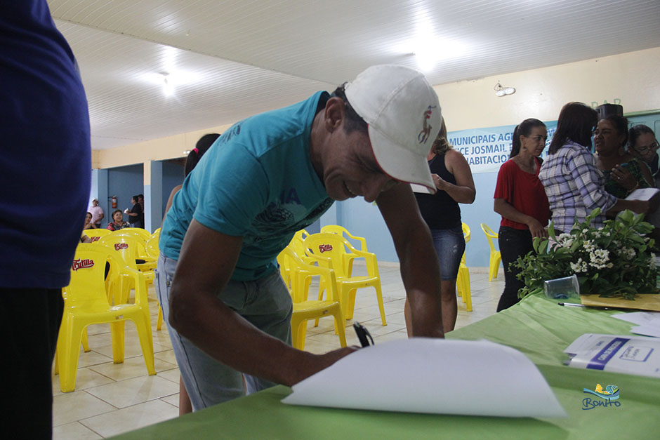 Emoção na entrega do documento de doação de lotes do ‘Lar do Servidor’ em Bonito Emoção na entrega do documento de doação de lotes do ‘Lar do Servidor’ em Bonito