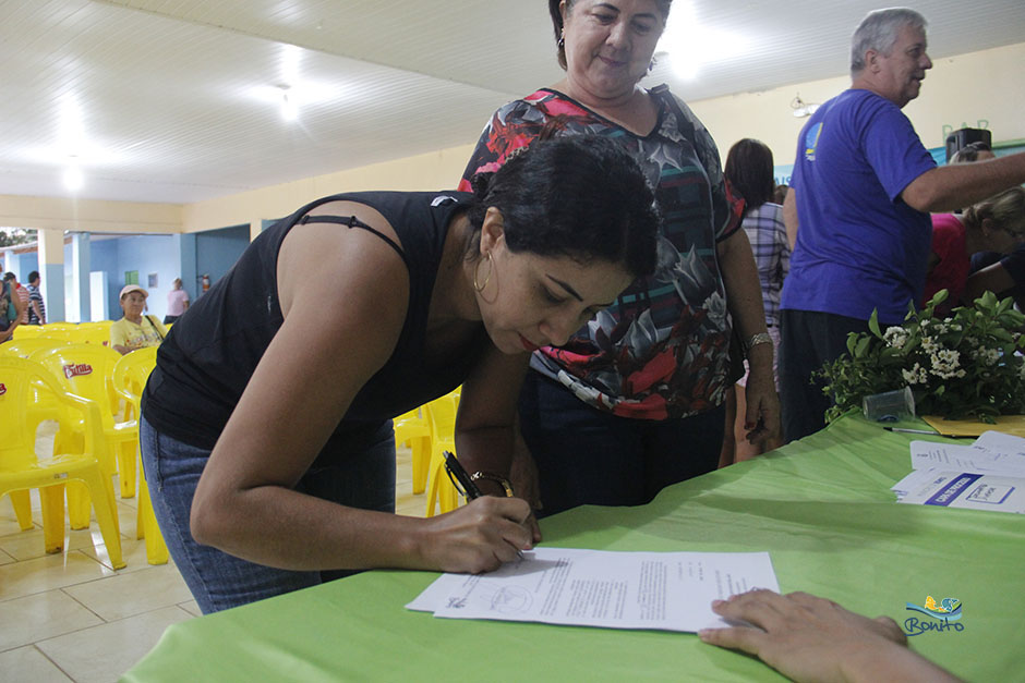 Emoção na entrega do documento de doação de lotes do ‘Lar do Servidor’ em Bonito Emoção na entrega do documento de doação de lotes do ‘Lar do Servidor’ em Bonito