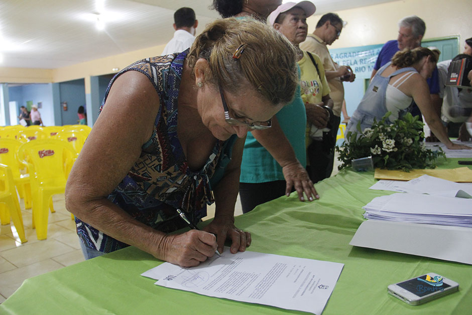 Emoção na entrega do documento de doação de lotes do ‘Lar do Servidor’ em Bonito Emoção na entrega do documento de doação de lotes do ‘Lar do Servidor’ em Bonito