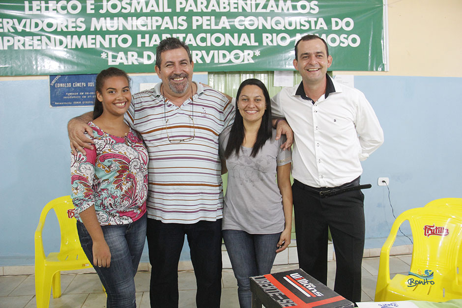 Emoção na entrega do documento de doação de lotes do ‘Lar do Servidor’ em Bonito Emoção na entrega do documento de doação de lotes do ‘Lar do Servidor’ em Bonito