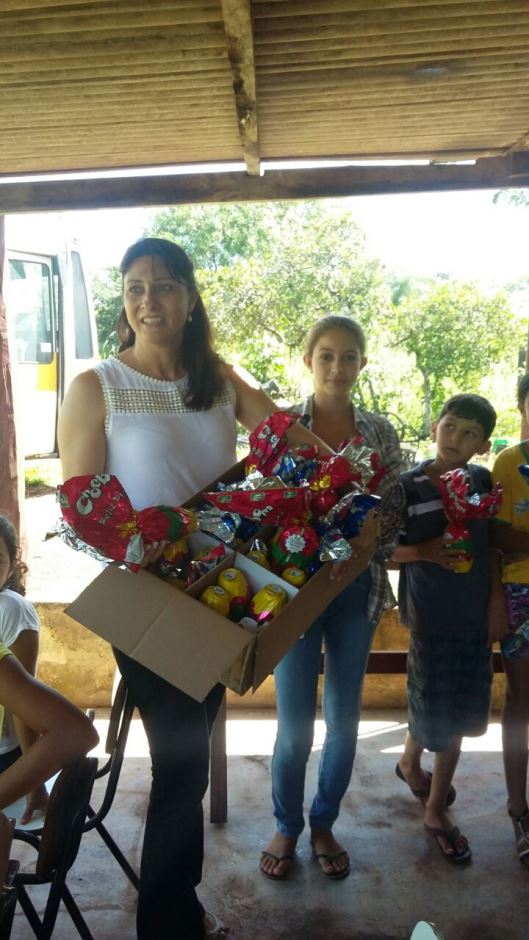 Alunos da Escola Municipal Rural Ozório Jacques comemoram a páscoa com teatro educativo e chocolate