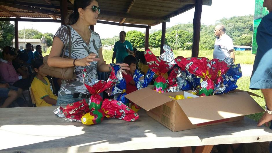 Alunos da Escola Municipal Rural Ozório Jacques comemoram a páscoa com teatro educativo e chocolate