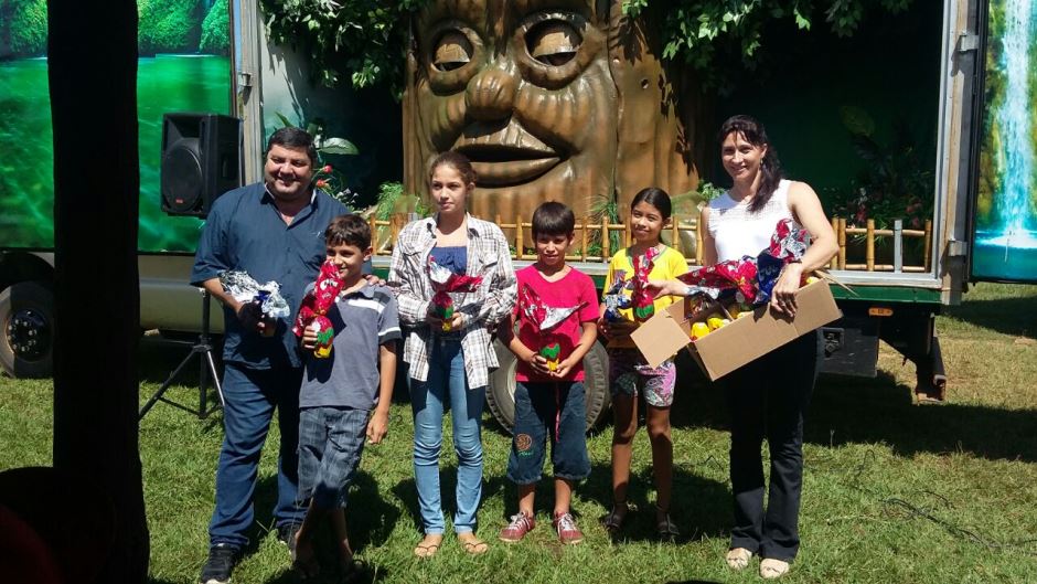 Alunos da Escola Municipal Rural Ozório Jacques comemoram a páscoa com teatro educativo e chocolate