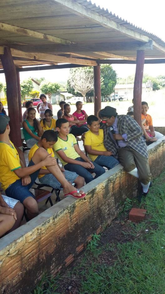 Alunos da Escola Municipal Rural Ozório Jacques comemoram a páscoa com teatro educativo e chocolate