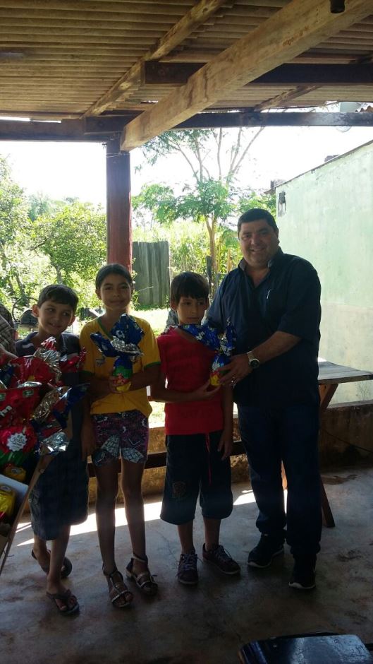 Alunos da Escola Municipal Rural Ozório Jacques comemoram a páscoa com teatro educativo e chocolate