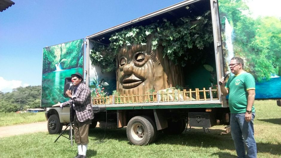 Alunos da Escola Municipal Rural Ozório Jacques comemoram a páscoa com teatro educativo e chocolate