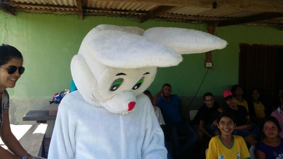 Alunos da Escola Municipal Rural Ozório Jacques comemoram a páscoa com teatro educativo e chocolate