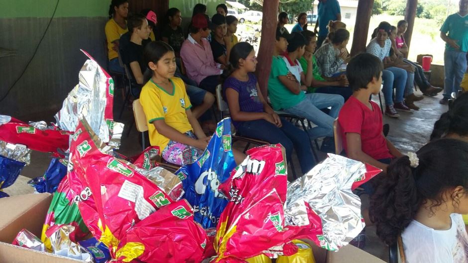 Alunos da Escola Municipal Rural Ozório Jacques comemoram a páscoa com teatro educativo e chocolate
