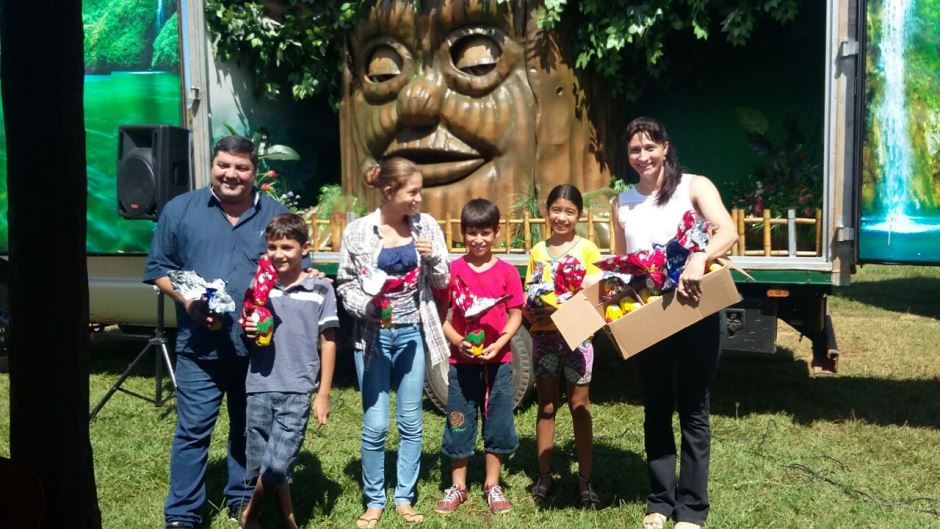 Alunos da Escola Municipal Rural Ozório Jacques comemoram a páscoa com teatro educativo e chocolate
