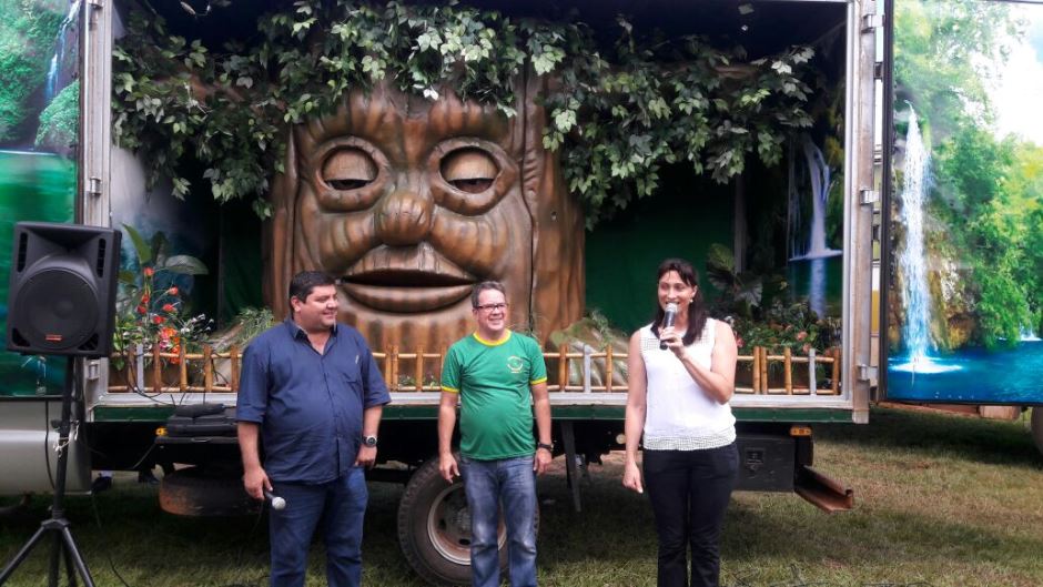 Alunos da Escola Municipal Rural Ozório Jacques comemoram a páscoa com teatro educativo e chocolate
