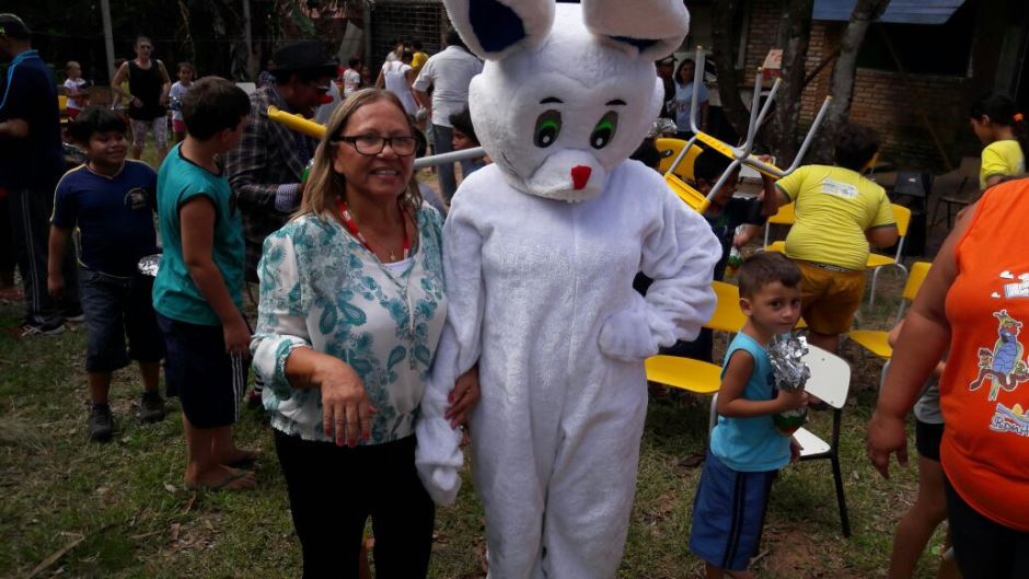 Crianças da E.M do Distrito Águas do Miranda ganham ovos de páscoa e teatro educativo