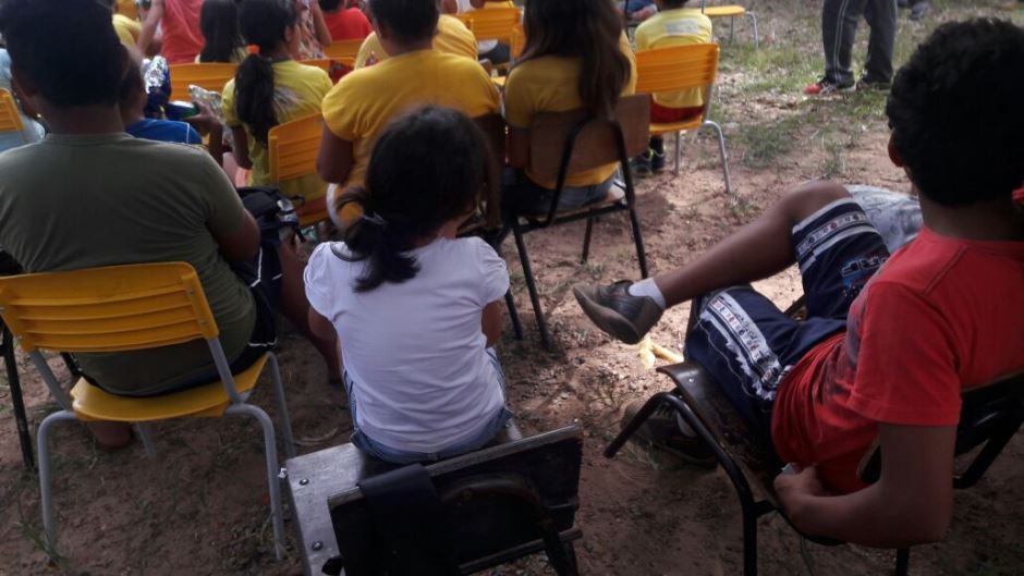 Crianças da E.M do Distrito Águas do Miranda ganham ovos de páscoa e teatro educativo
