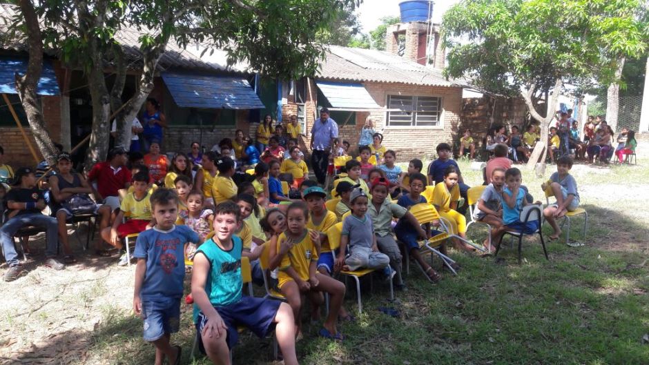 Crianças da E.M do Distrito Águas do Miranda ganham ovos de páscoa e teatro educativo