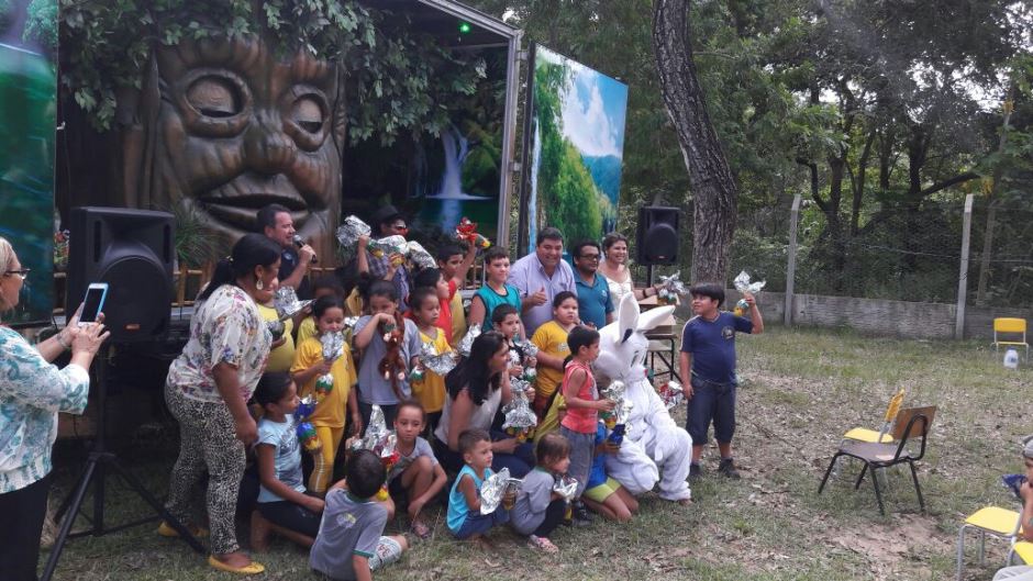 Crianças da E.M do Distrito Águas do Miranda ganham ovos de páscoa e teatro educativo