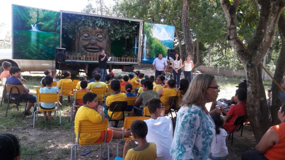 Crianças da E.M do Distrito Águas do Miranda ganham ovos de páscoa e teatro educativo