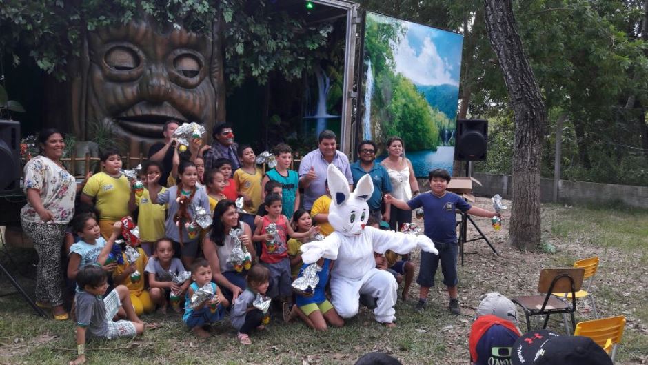 Crianças da E.M do Distrito Águas do Miranda ganham ovos de páscoa e teatro educativo