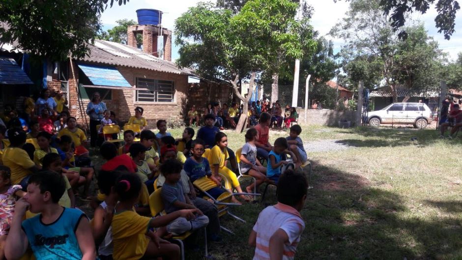 Crianças da E.M do Distrito Águas do Miranda ganham ovos de páscoa e teatro educativo