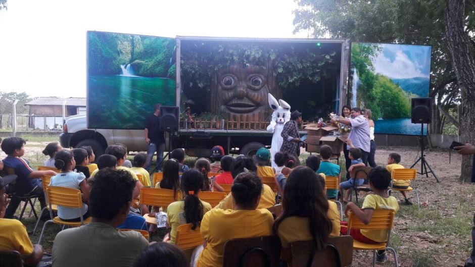 Crianças da E.M do Distrito Águas do Miranda ganham ovos de páscoa e teatro educativo
