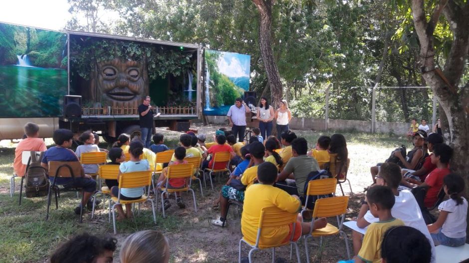 Crianças da E.M do Distrito Águas do Miranda ganham ovos de páscoa e teatro educativo