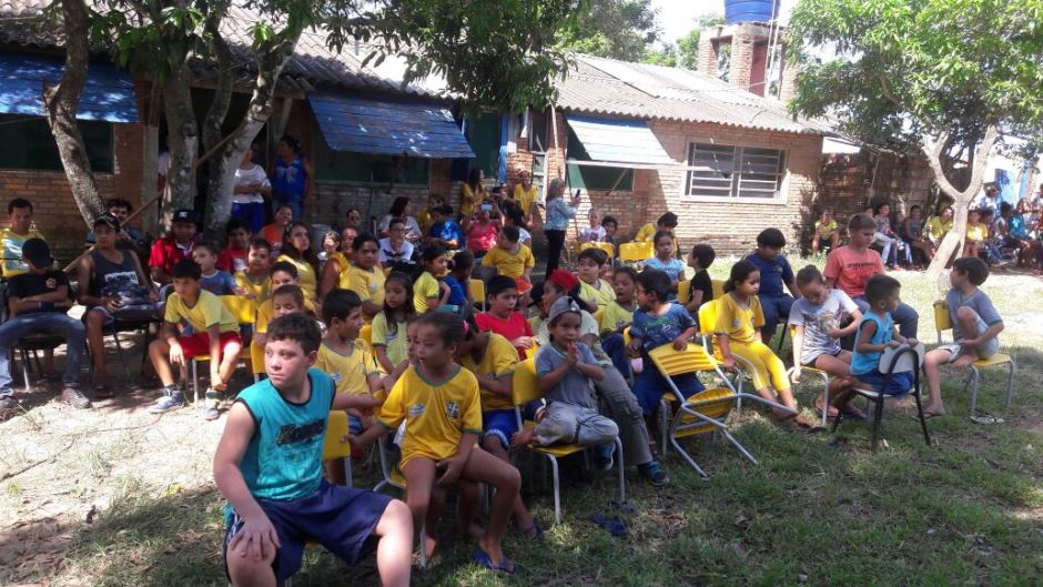 Crianças da E.M do Distrito Águas do Miranda ganham ovos de páscoa e teatro educativo