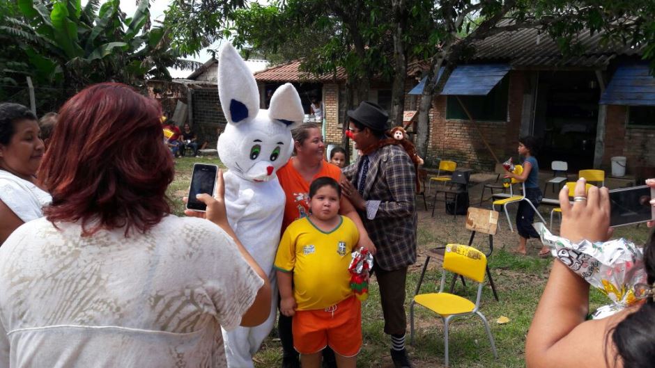 Crianças da E.M do Distrito Águas do Miranda ganham ovos de páscoa e teatro educativo