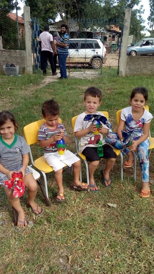 Crianças da E.M do Distrito Águas do Miranda ganham ovos de páscoa e teatro educativo