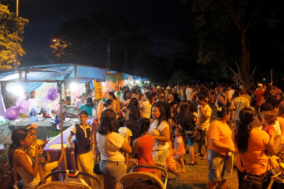 Alunos das escolas municipais lotam a Praça da Liberdade para celebração da Páscoa