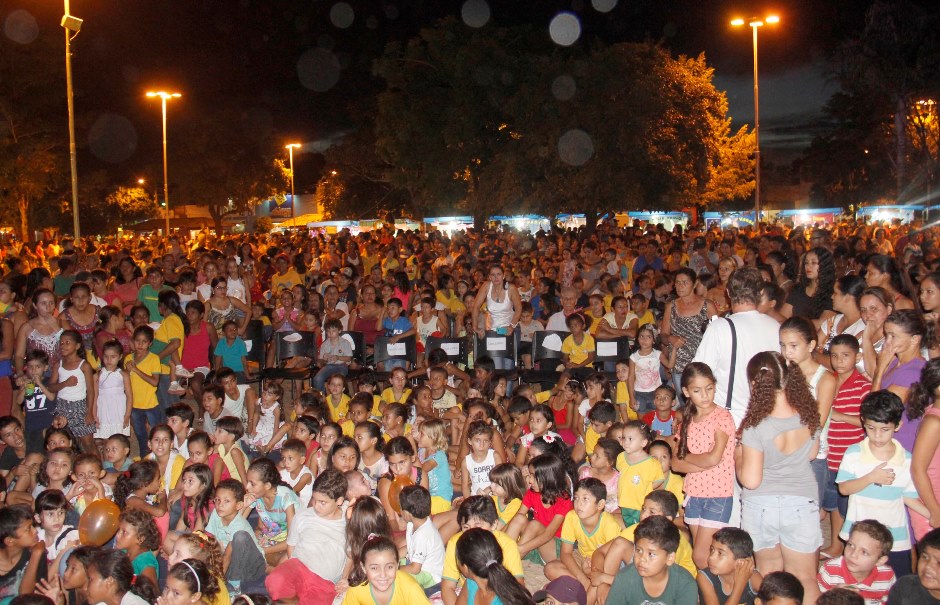 Alunos das escolas municipais lotam a Praça da Liberdade para celebração da Páscoa