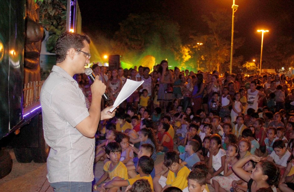 Alunos das escolas municipais lotam a Praça da Liberdade para celebração da Páscoa
