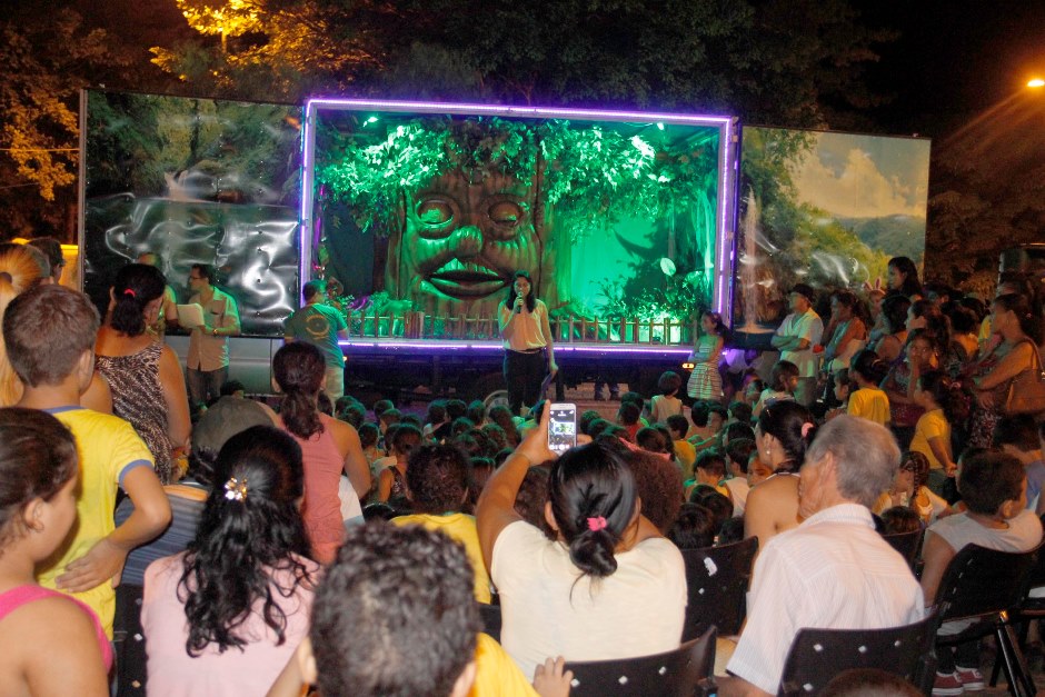 Alunos das escolas municipais lotam a Praça da Liberdade para celebração da Páscoa