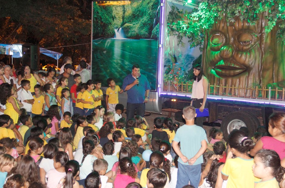 Alunos das escolas municipais lotam a Praça da Liberdade para celebração da Páscoa