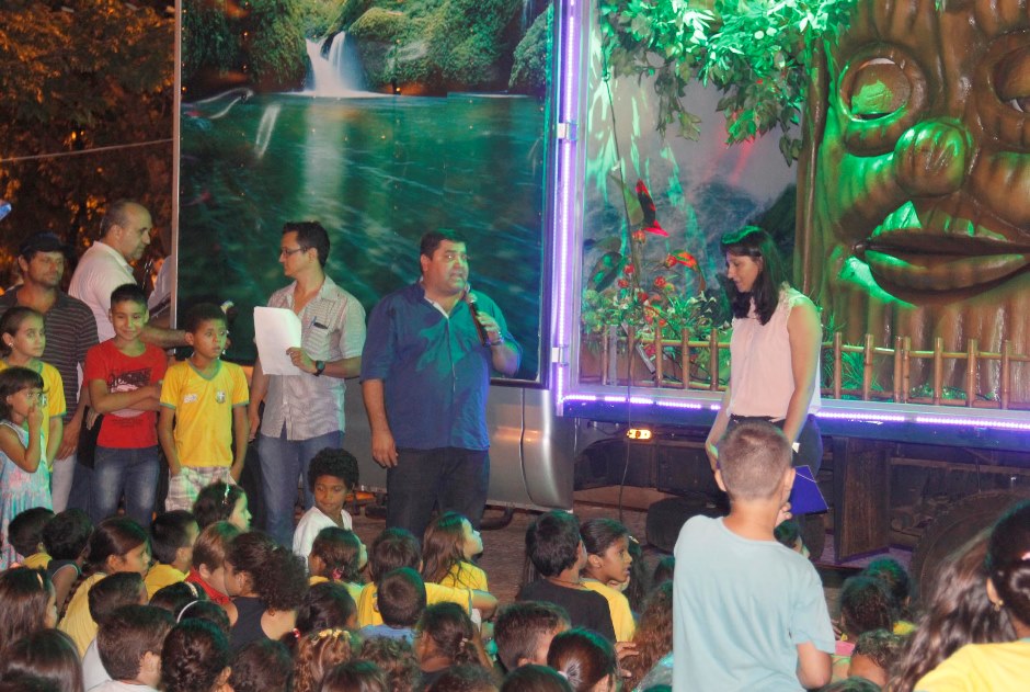 Alunos das escolas municipais lotam a Praça da Liberdade para celebração da Páscoa