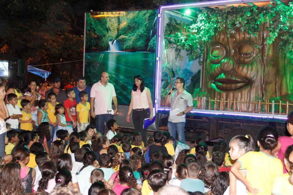 Alunos das escolas municipais lotam a Praça da Liberdade para celebração da Páscoa