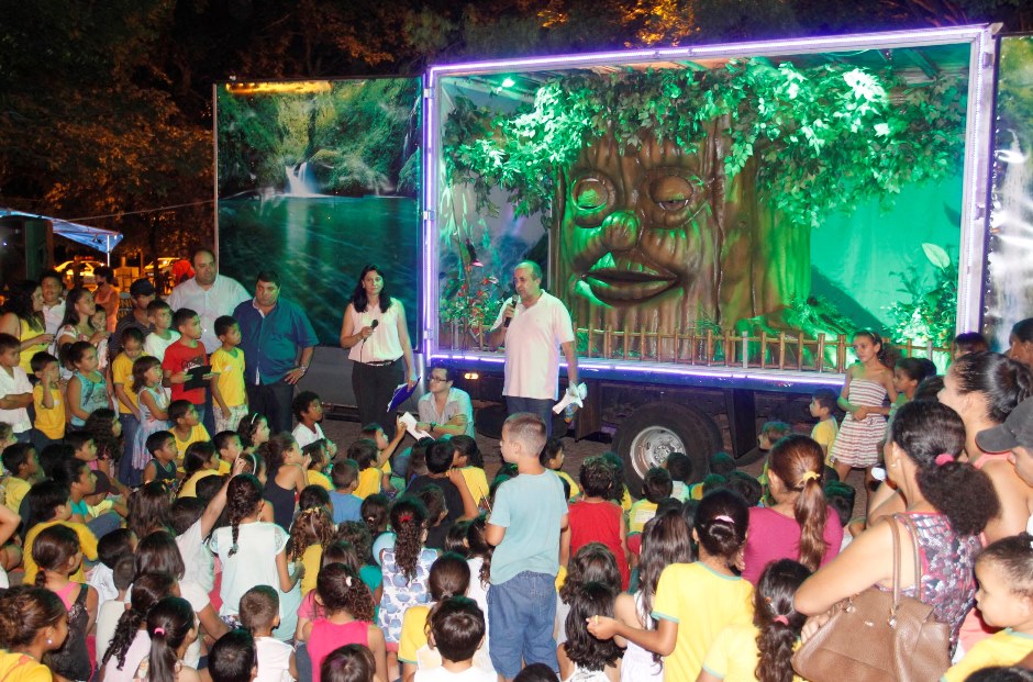 Alunos das escolas municipais lotam a Praça da Liberdade para celebração da Páscoa