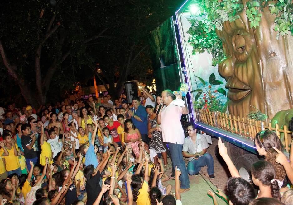 Alunos das escolas municipais lotam a Praça da Liberdade para celebração da Páscoa