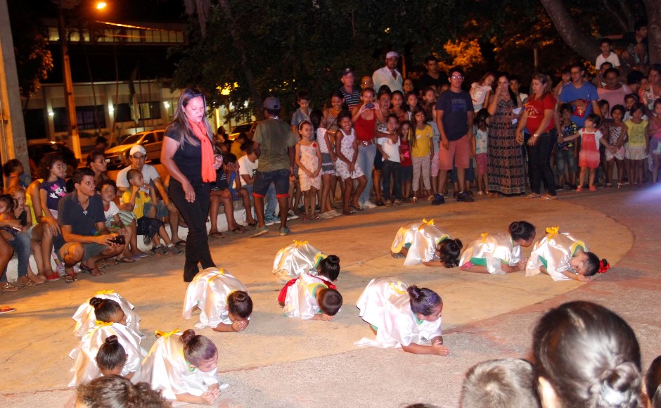 Alunos das escolas municipais lotam a Praça da Liberdade para celebração da Páscoa