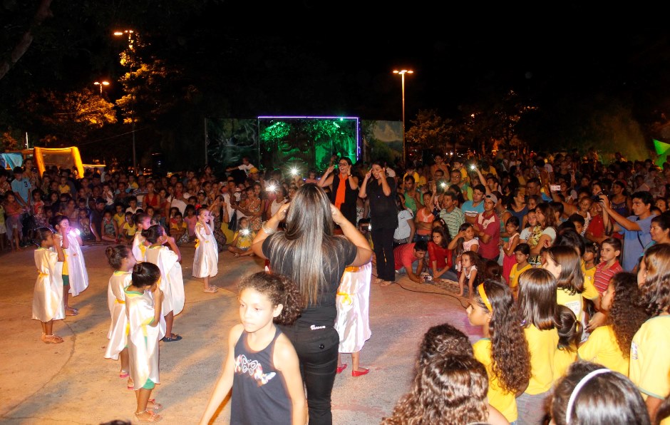 Alunos das escolas municipais lotam a Praça da Liberdade para celebração da Páscoa