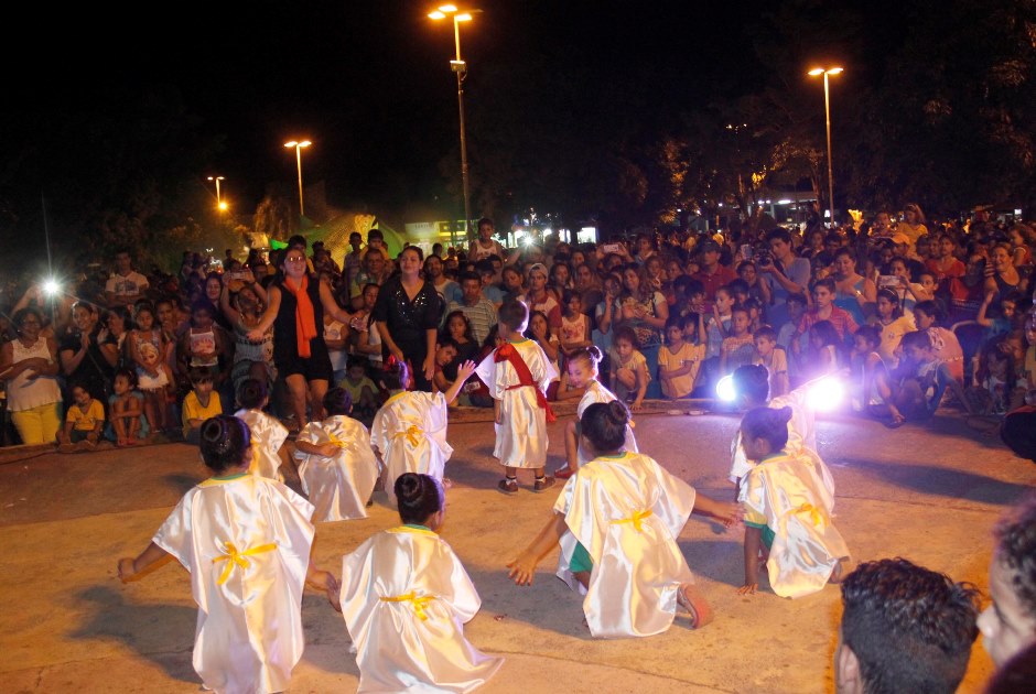 Alunos das escolas municipais lotam a Praça da Liberdade para celebração da Páscoa