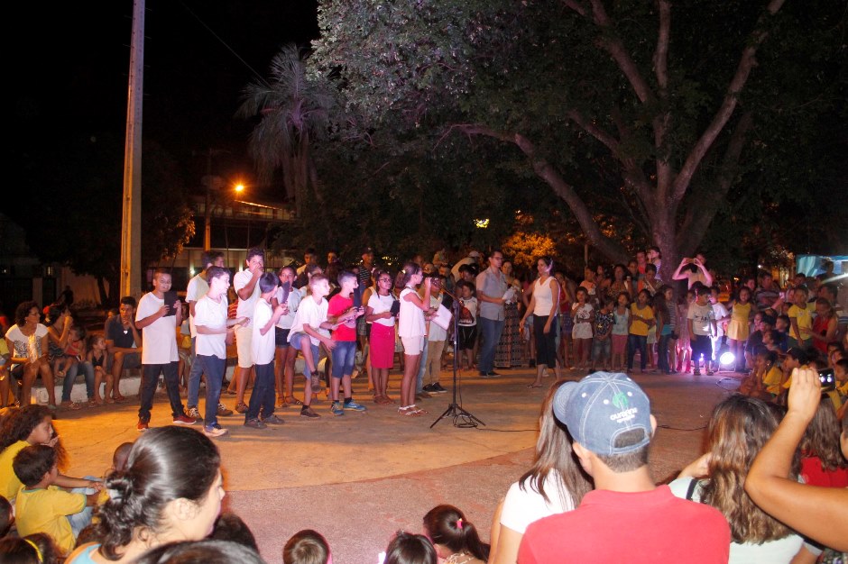 Alunos das escolas municipais lotam a Praça da Liberdade para celebração da Páscoa