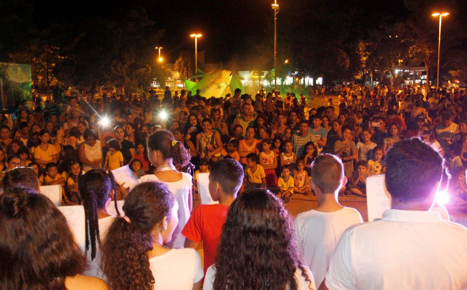 Alunos das escolas municipais lotam a Praça da Liberdade para celebração da Páscoa