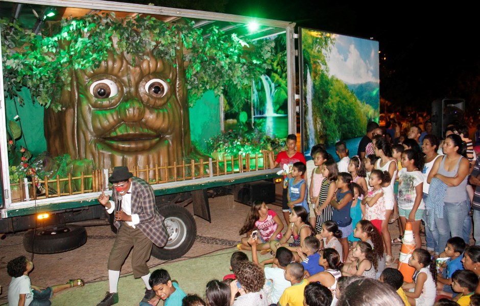Alunos das escolas municipais lotam a Praça da Liberdade para celebração da Páscoa