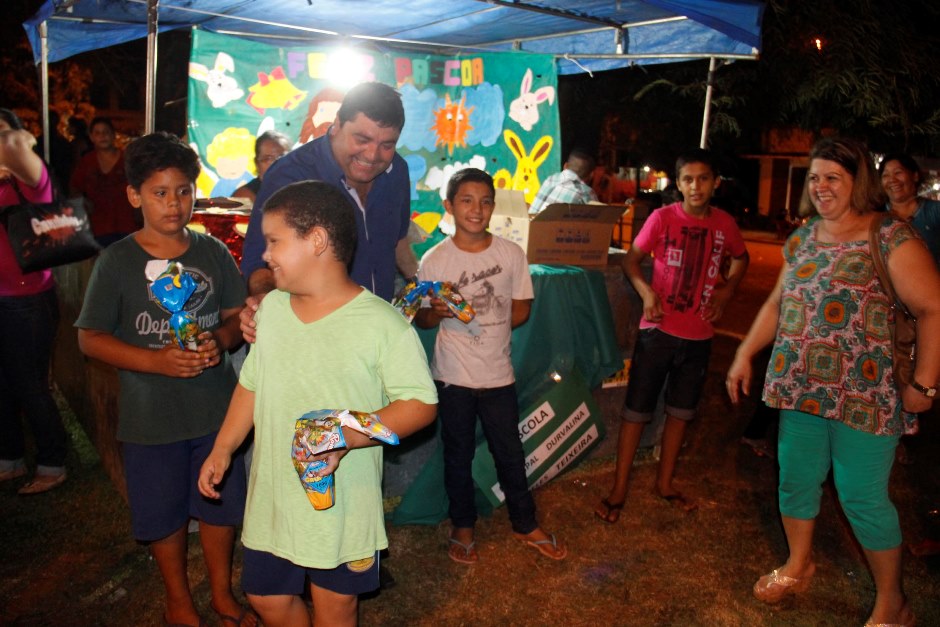 Alunos das escolas municipais lotam a Praça da Liberdade para celebração da Páscoa