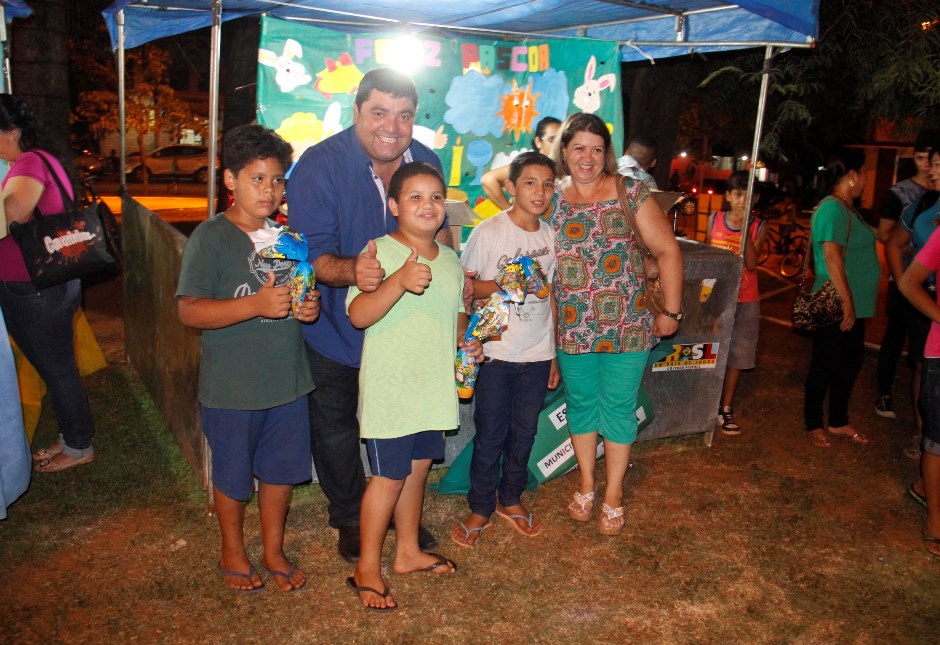 Alunos das escolas municipais lotam a Praça da Liberdade para celebração da Páscoa