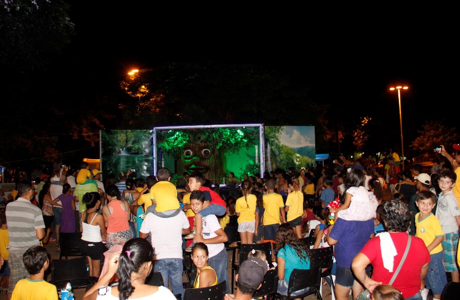 Alunos das escolas municipais lotam a Praça da Liberdade para celebração da Páscoa