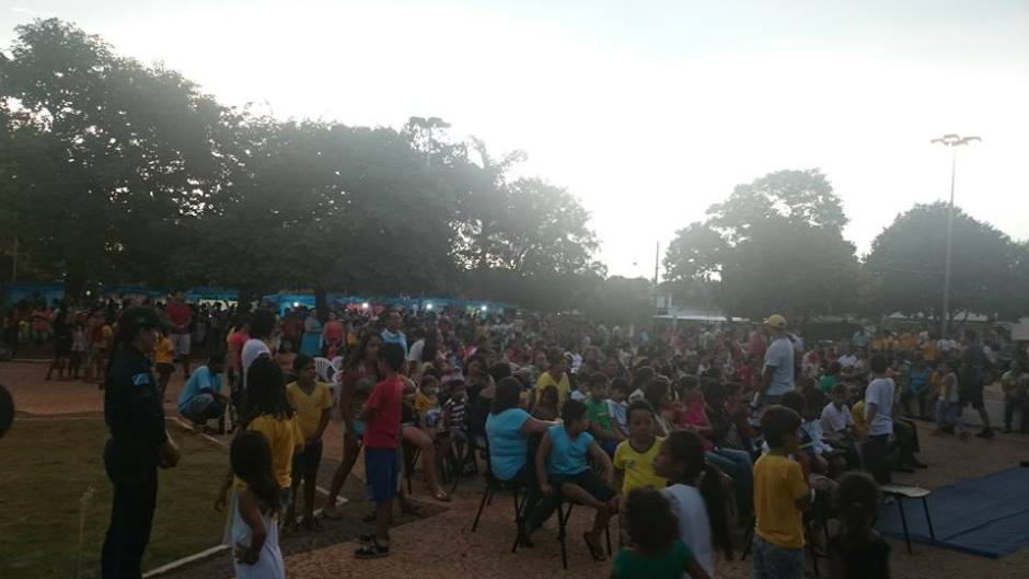 Alunos das escolas municipais lotam a Praça da Liberdade para celebração da Páscoa