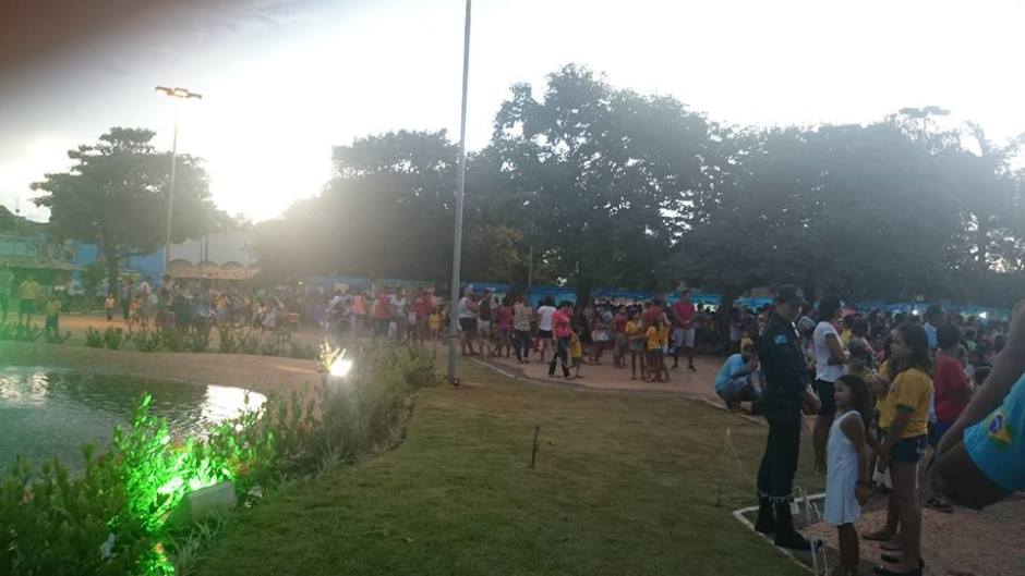 Alunos das escolas municipais lotam a Praça da Liberdade para celebração da Páscoa